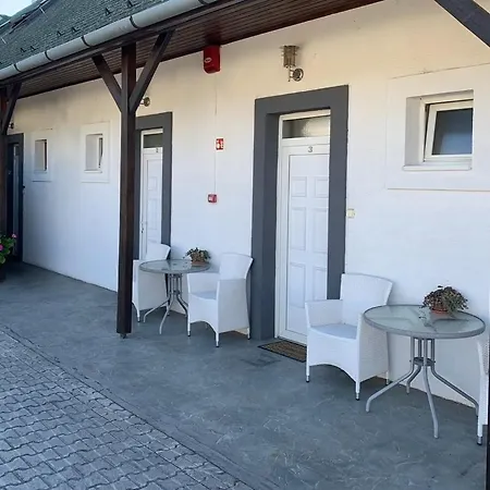 Miller's Panzio Es Etterem Inn *